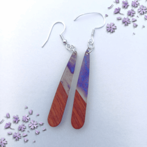 Fa- műgyanta fülbevaló liláskék-hosszúkás csepp