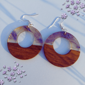 Fa- műgyanta fülbevaló liláskék-karika