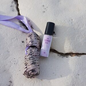 Levendulaolaj golyós üvegcsében papírfonott tokban