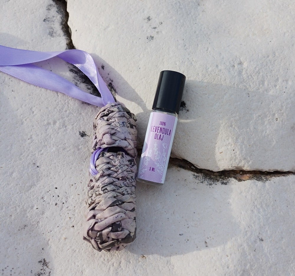 Levendulaolaj golyós üvegcsében papírfonott tokban